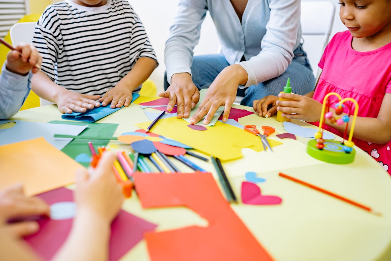 Knutselplezier voor peuters van 2 jaar: samen creatief bezig zijn